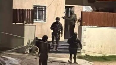 قوات الاحتلال تشرع بتفتيش مساكن المواطنين وتصويرها في منطقة الرأس الأحمر جنوب شرق طوباس