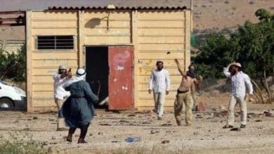 مستوطنون يهاجمون منزلاً بالحجارة في ياسوف