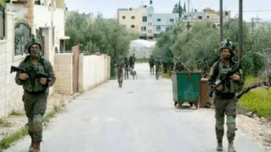 الاحتلال يعتقل مواطنا من حزما على حاجز بيت إيل العسكري