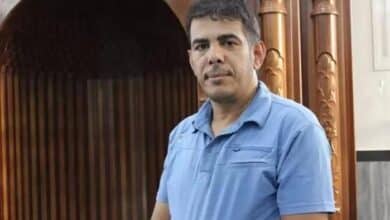 سلطات الاحتلال تسلم مقدسيًا قرارًا بإبعاده عن الأقصى