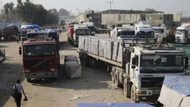 الإعلامي الحكومي بغزة يفند مزاعم الاحتلال بشأن التجارة والسيولة ويطالب بفتح المعابر