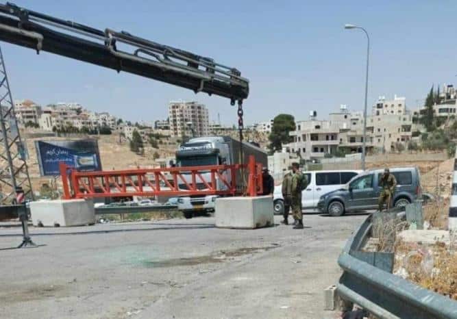 قوات الاحتلال تنصب بوابة حديدية غرب دورا بالخليل