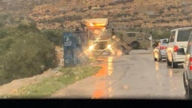 الاحتلال ينصب حاجزاً غرب قرية المغير وينكل بالمواطنين