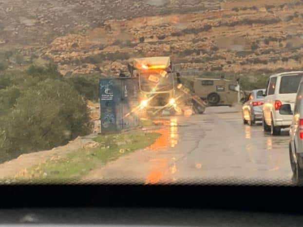 الاحتلال ينصب حاجزاً غرب قرية المغير وينكل بالمواطنين