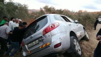 إصابة 3 مواطنين جراء انقلاب مركبتهم عقب مهاجمتها من مستوطنين في قرية فرخة