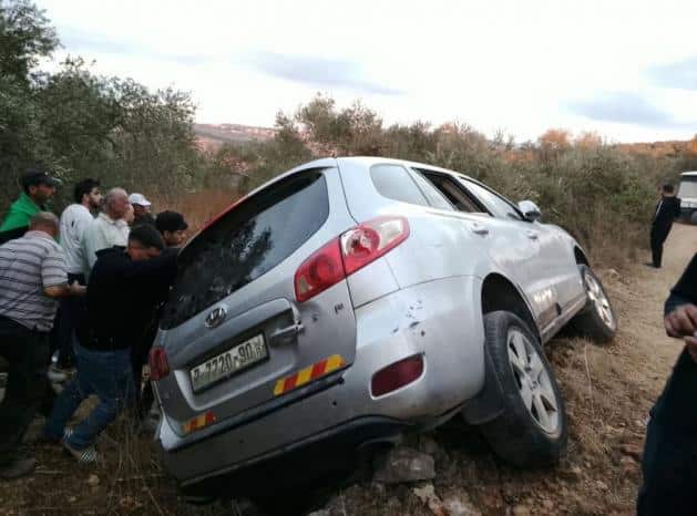 إصابة 3 مواطنين جراء انقلاب مركبتهم عقب مهاجمتها من مستوطنين في قرية فرخة