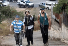 إصابة طفلين في هجوم للمستوطنين والاحتلال يخطر بهدم ثلاثة منازل في يطا جنوب الخليل