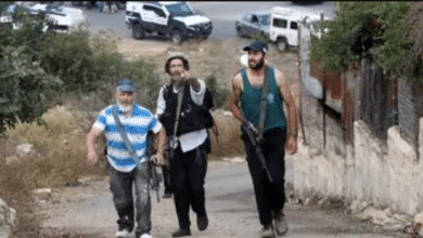 إصابة طفلين في هجوم للمستوطنين والاحتلال يخطر بهدم ثلاثة منازل في يطا جنوب الخليل
