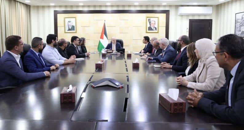 رئيس الوزراء يبحث مع البنك الدولي وشركات تكنولوجية فلسطينية تعزيز الاستثمار والنمو
