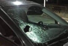 مستوطنون يعتدون على مركبات المواطنين في المغير شمال شرق رام الله