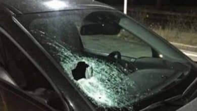 مستوطنون يعتدون على مركبات المواطنين في المغير شمال شرق رام الله