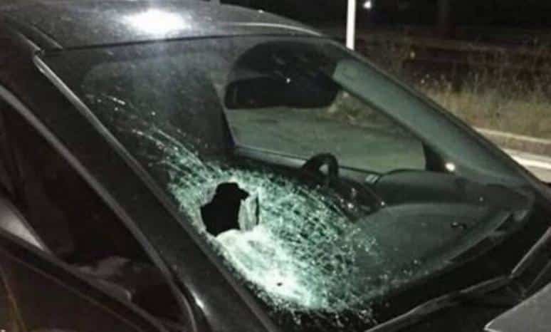 مستوطنون يعتدون على مركبات المواطنين في المغير شمال شرق رام الله