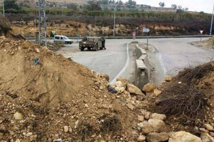 الاحتلال يغلق طرقا ترابية ويطلق قنابل الغاز والصوت باتجاه مركبات المواطنين قرب تقوع