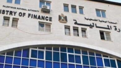 المالية: رواتب الموظفين عن شهر تموز يوم غدٍ الإثنين بنسبة لا تقل عن 50% وبحد أدنى 2000 شيكل