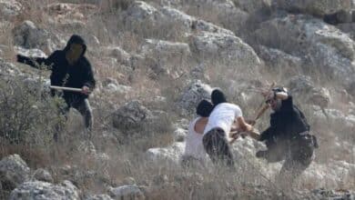 مستوطنون يهاجمون منازل في زعترة شرق بيت لحم ويسرقون أغناما