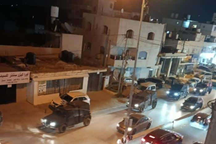 الاحتلال يقتحم مخيم قلنديا ويخلع أبواب منازل ويطلق قنابل الغاز والصوت
