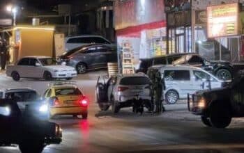 الاحتلال يعتقل مواطنا ويحتجز آخرين خلال اقتحامه بلدة تقوع