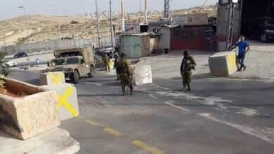 الاحتلال يغلق مداخل ومخارج بلدة حزما شمال شرق القدس