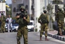 قوات الاحتلال تلصق شارات دعائية لحزب "الليكود" على مركبات فلسطينية شرق رام الله