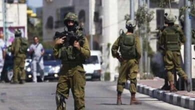 قوات الاحتلال تلصق شارات دعائية لحزب "الليكود" على مركبات فلسطينية شرق رام الله