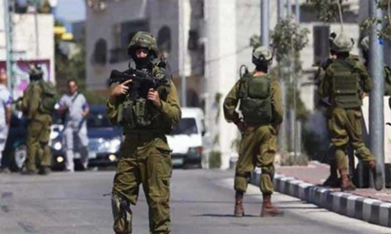 قوات الاحتلال تلصق شارات دعائية لحزب “الليكود” على مركبات فلسطينية شرق رام الله