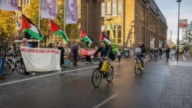 احتجاج صامت في هولندا دعمًا لفلسطين وتنديدًا بهجمات الاحتلال
