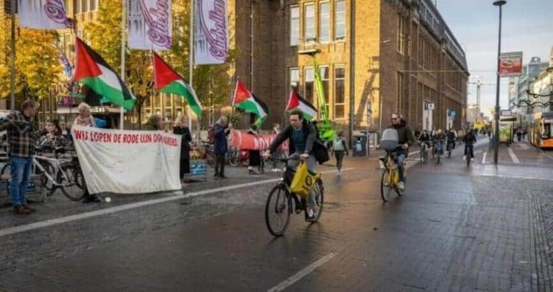 احتجاج صامت في هولندا دعمًا لفلسطين وتنديدًا بهجمات الاحتلال